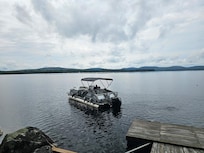25' tri-toon boat departing the dock