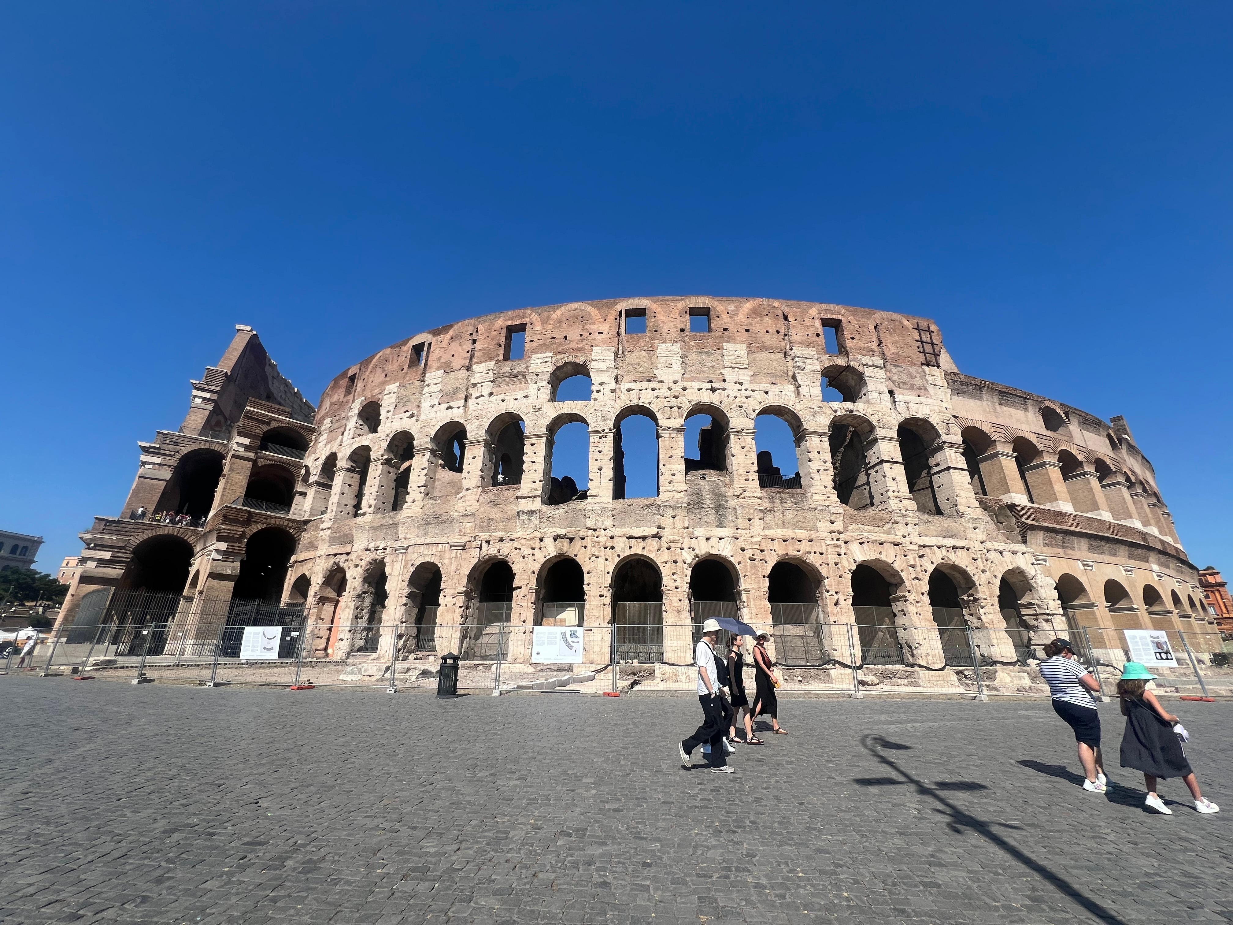 15 min walk to Colosseum 