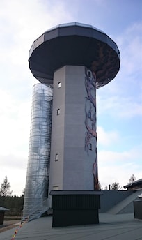 Taivaita hipova rakennus konserttipaikan vieressä.