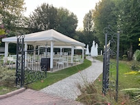 Das dazugehörige Restaurant hat auch eine schöne Aussenanlage