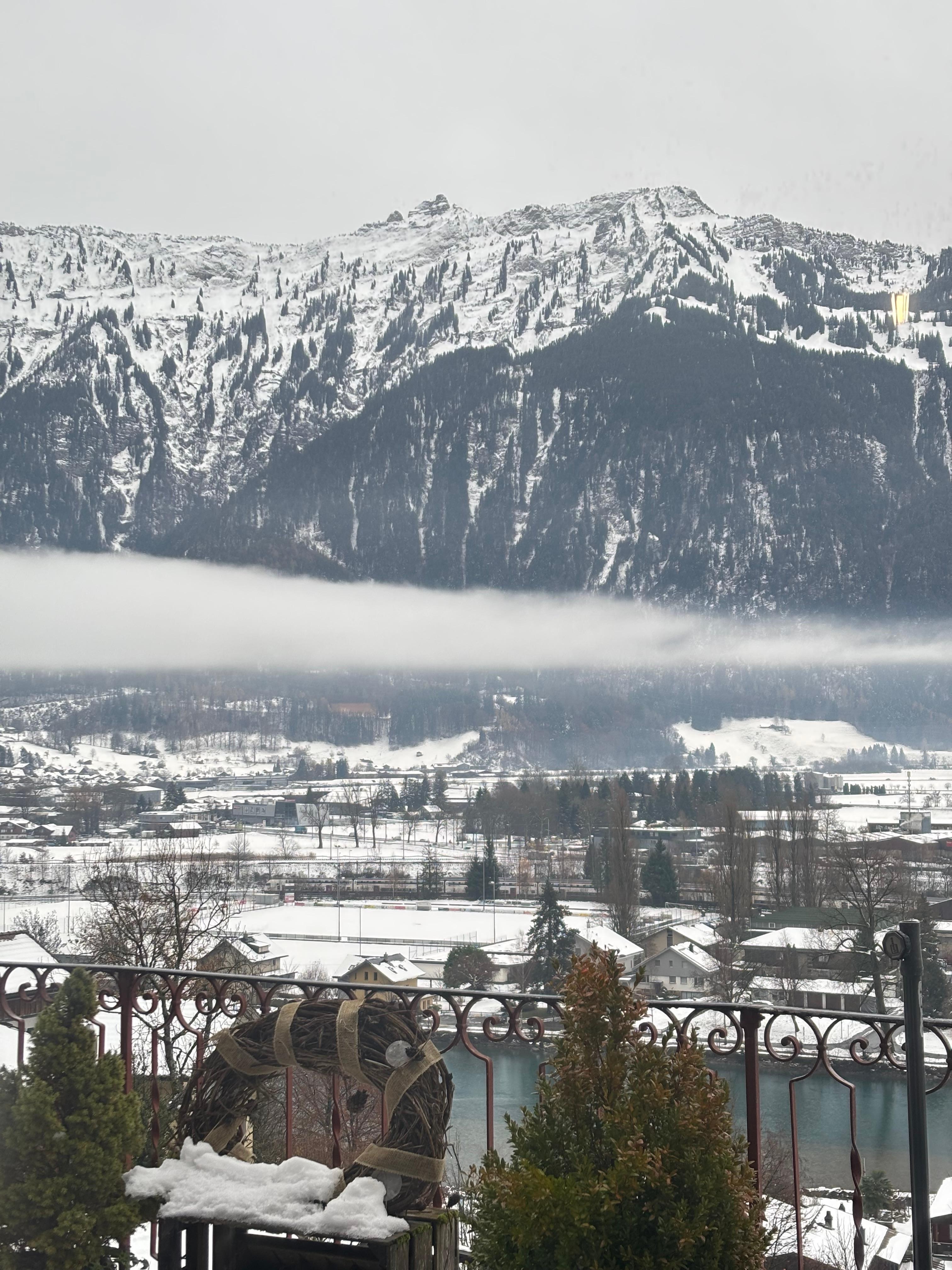Vista para montanhas e cidade de interlaken do café da manhã 