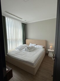 King bed, 2nd guestroom.