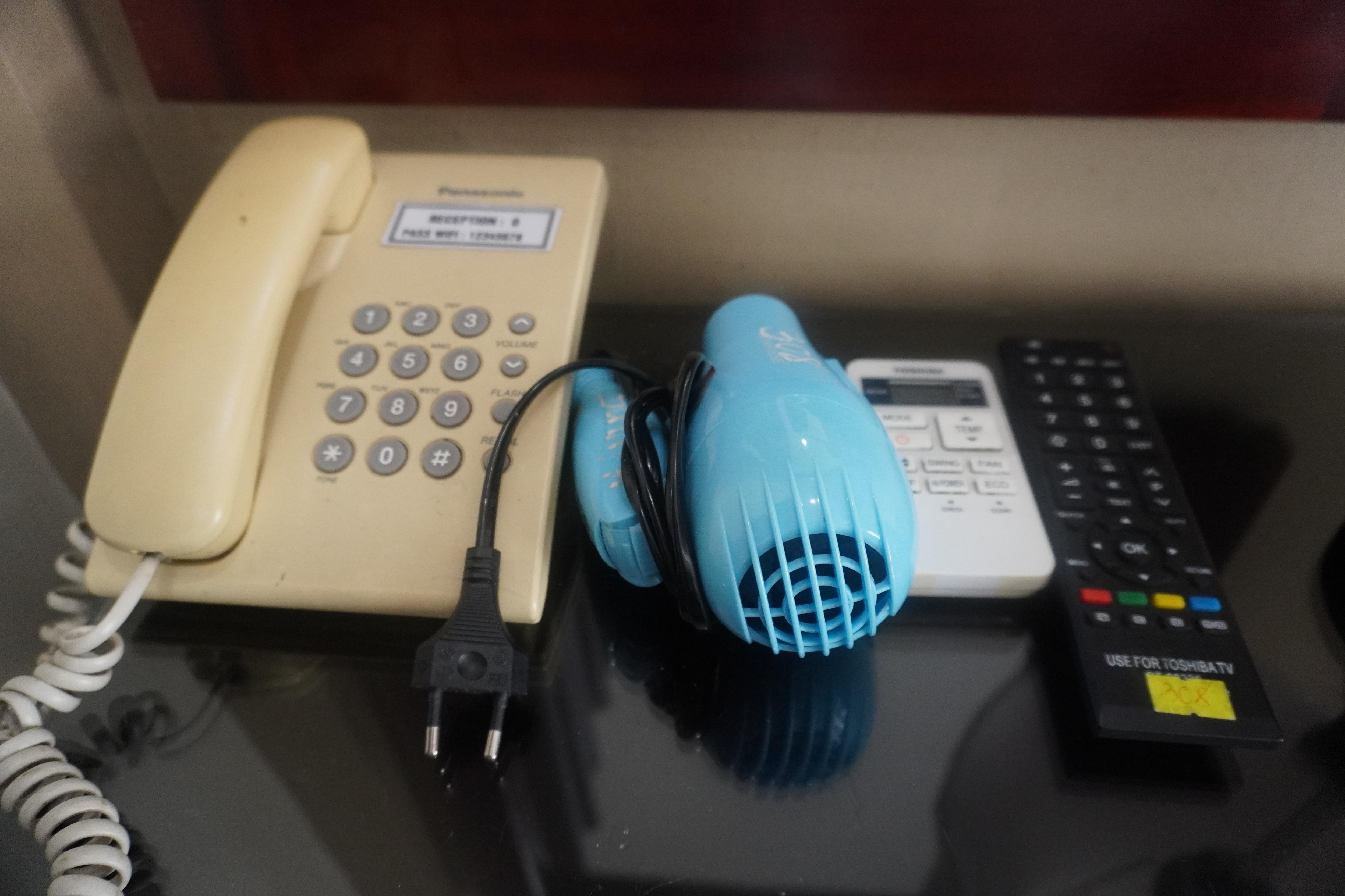 ドライヤーとリモコン、部屋電。