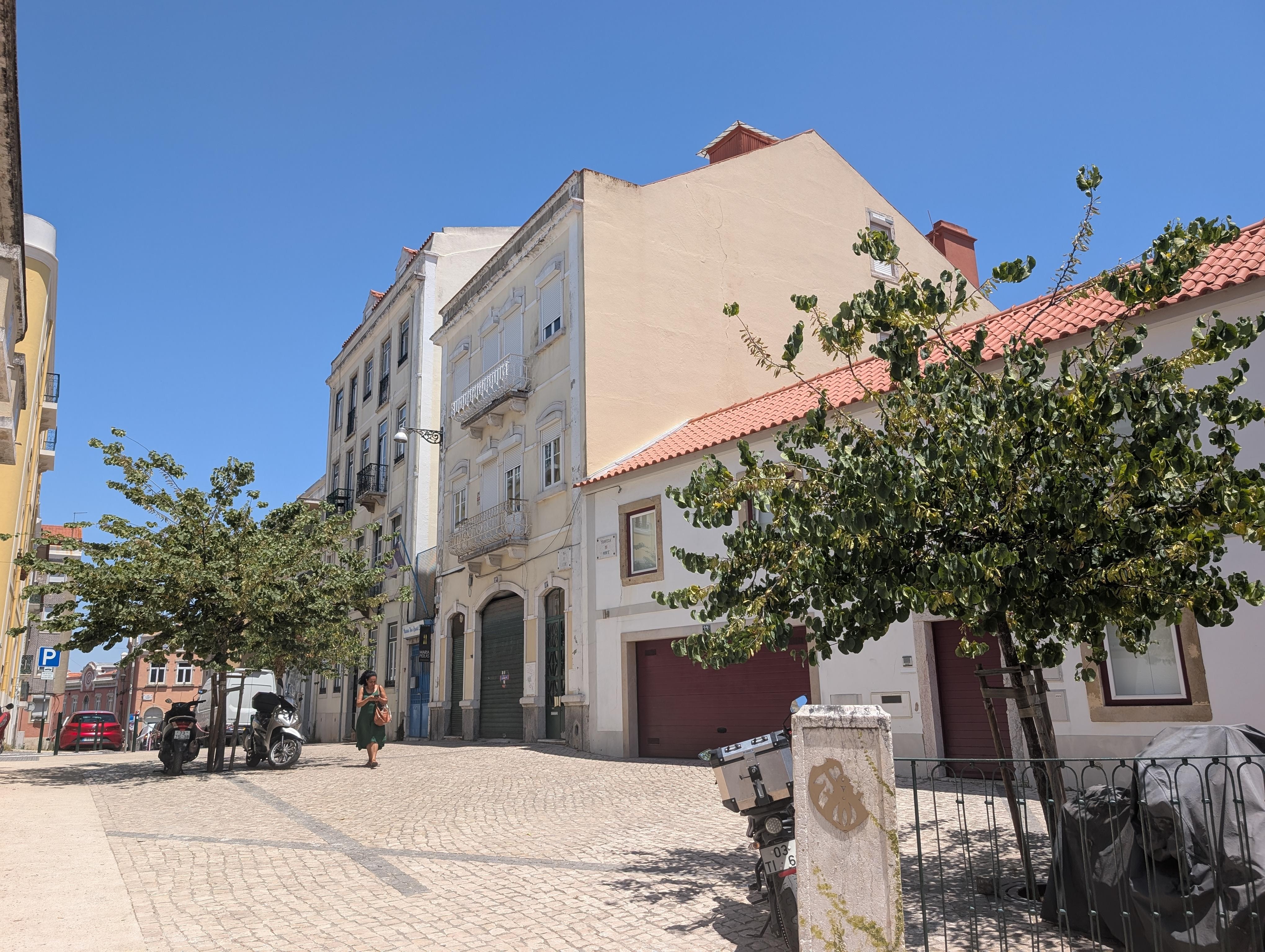 Petite place à côté de l'immeuble 