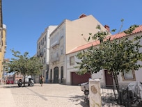 Petite place à côté de l'immeuble