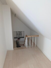 This staircase handrail is not connected to the wall.