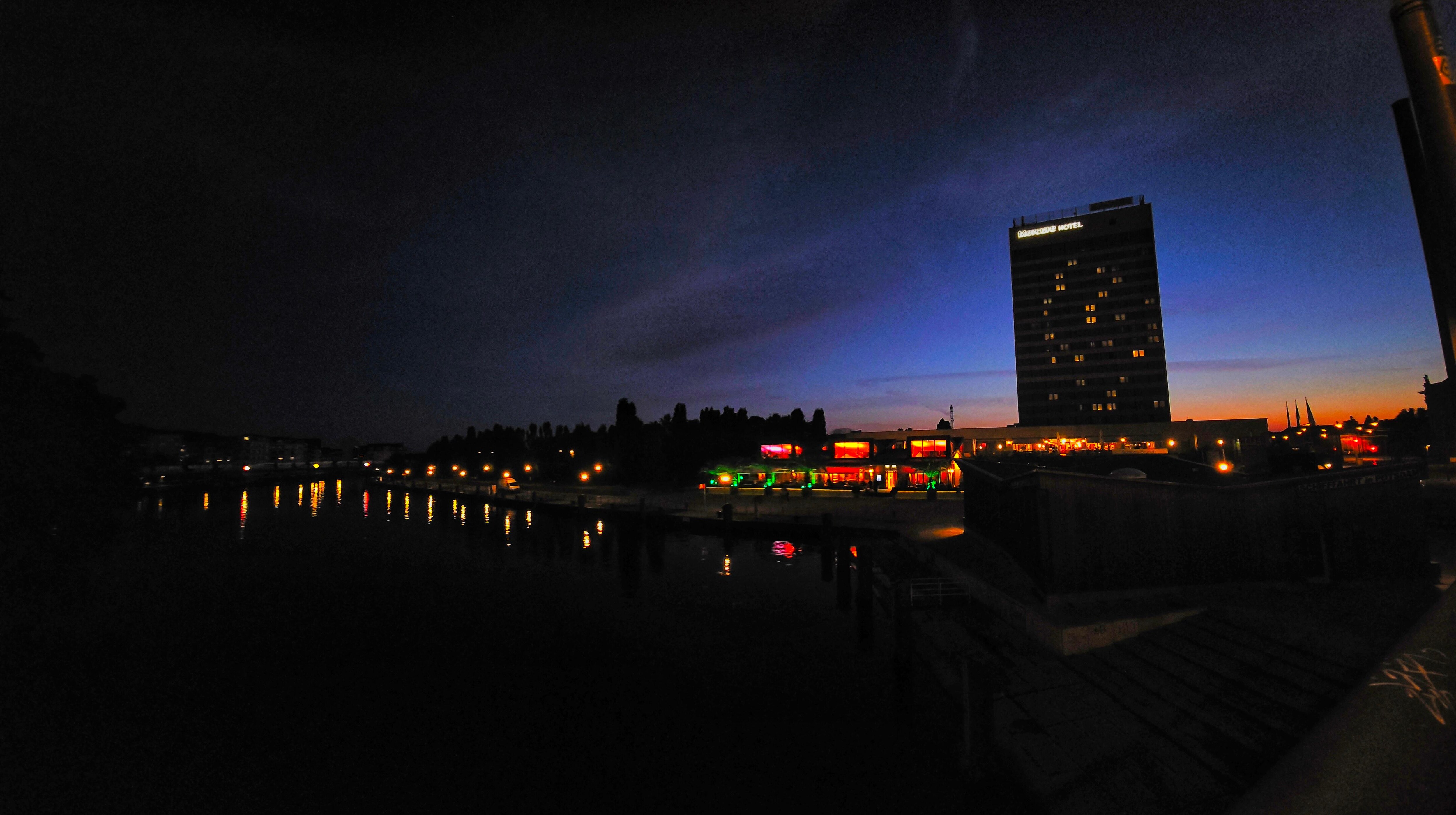 Das Hotel von der langen Brücke aus