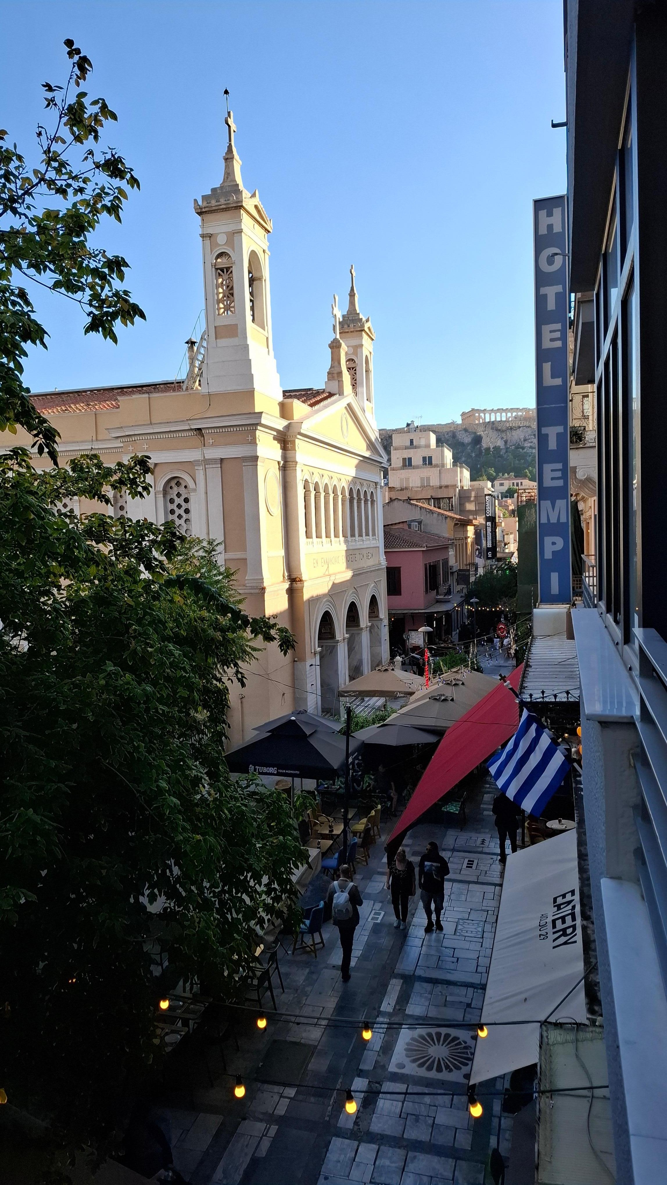 Het uitzicht op het gezellige straatje voorbij het hotel en de Akropolis op de achtergrond 