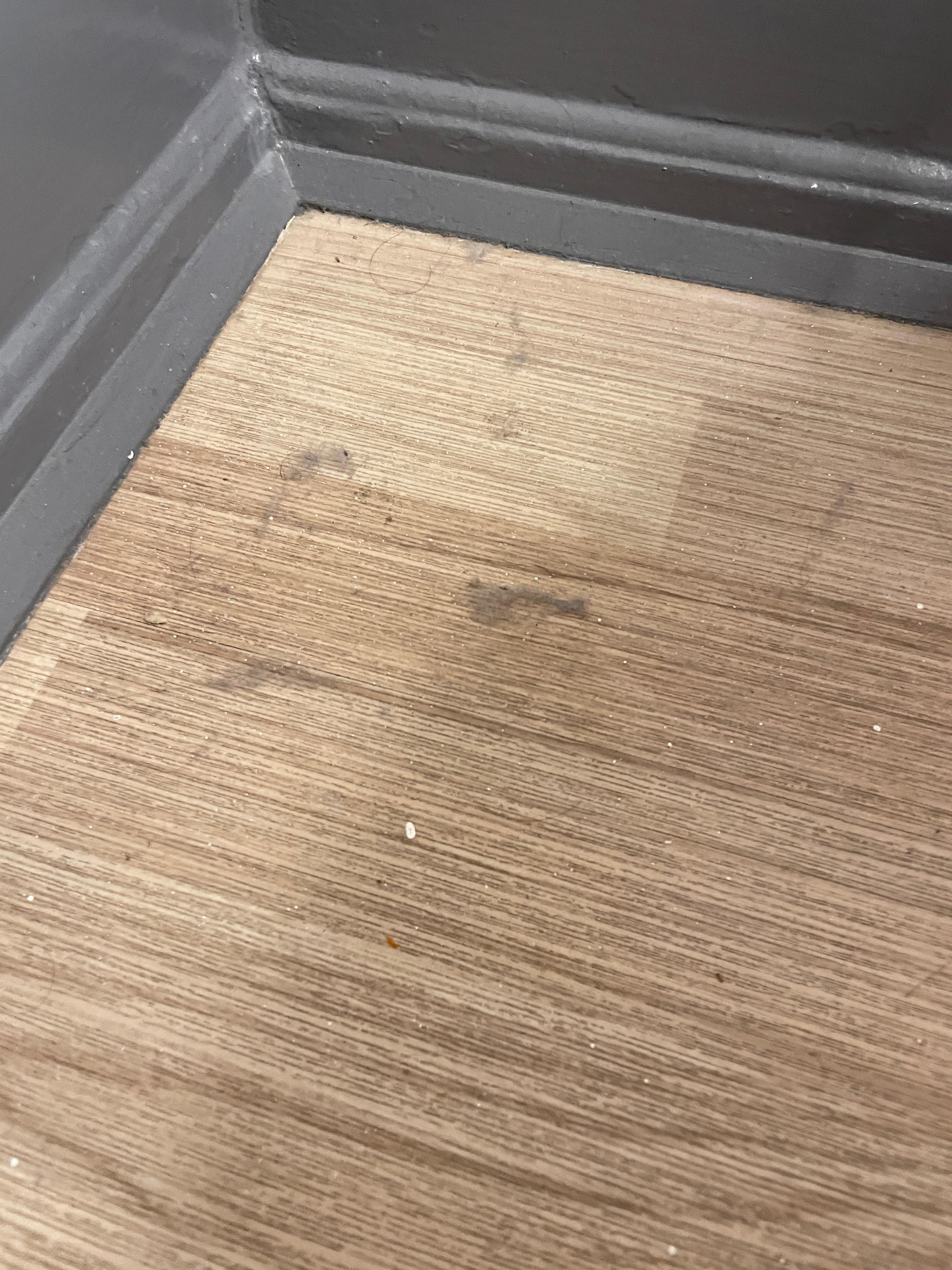 Golvet vid sängbordet