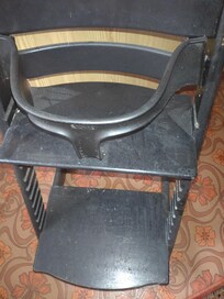 Kindersitz im Schlafzimmer ist schmutzig.