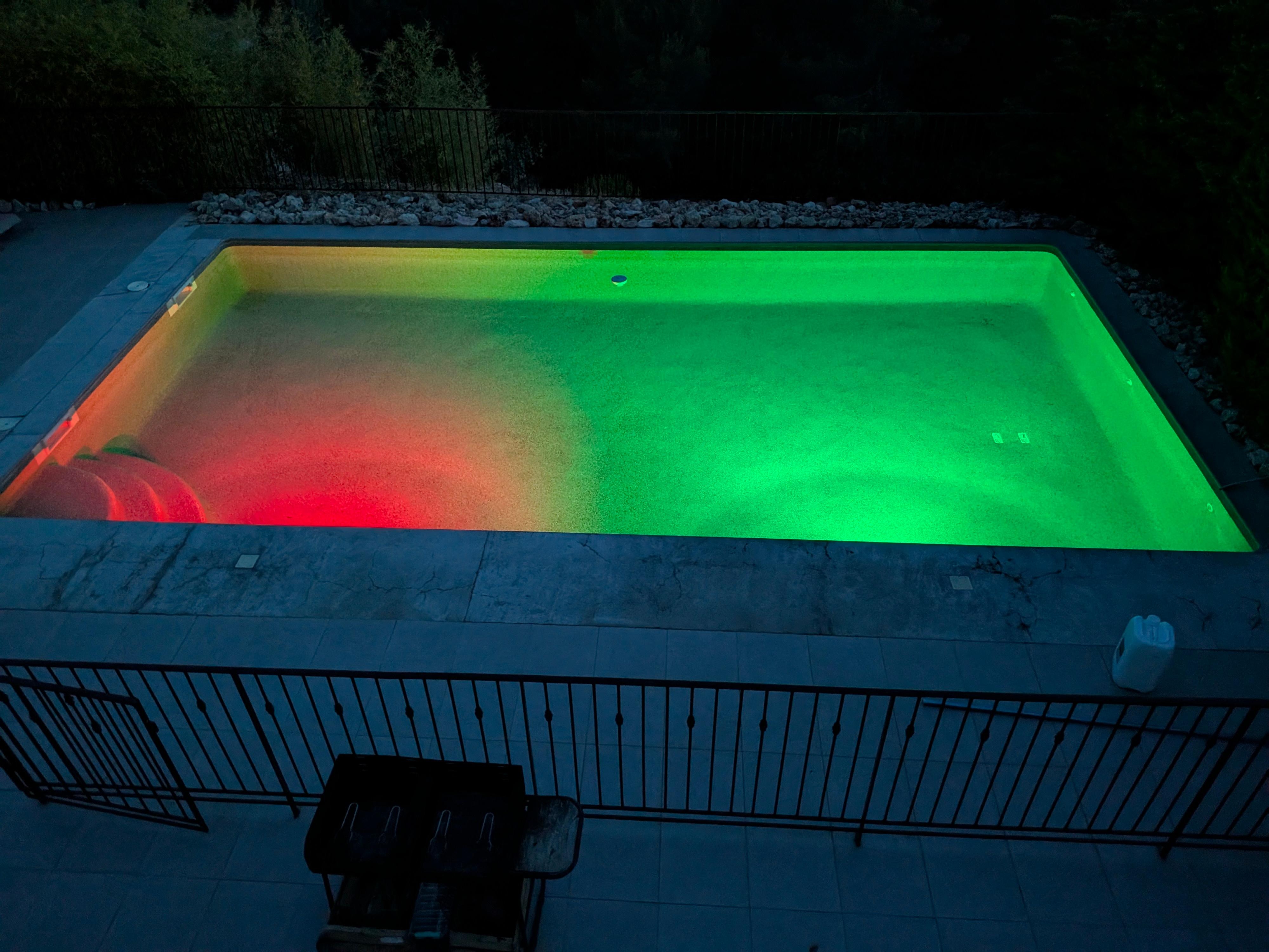 Piscine éclairée 