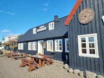 das Restaurant ist direkt neben dem Hotel