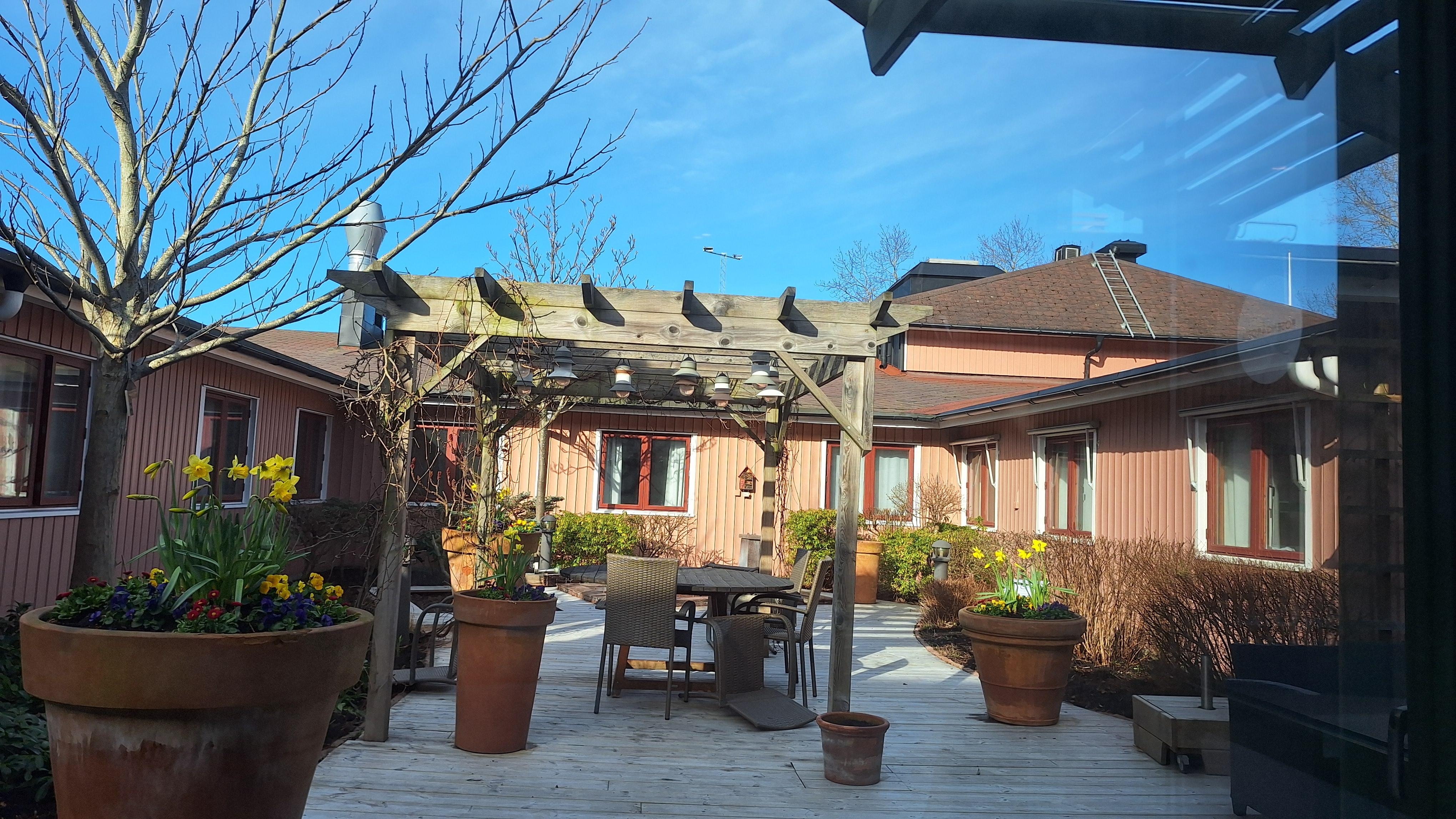 Solen på uteplatsen. 