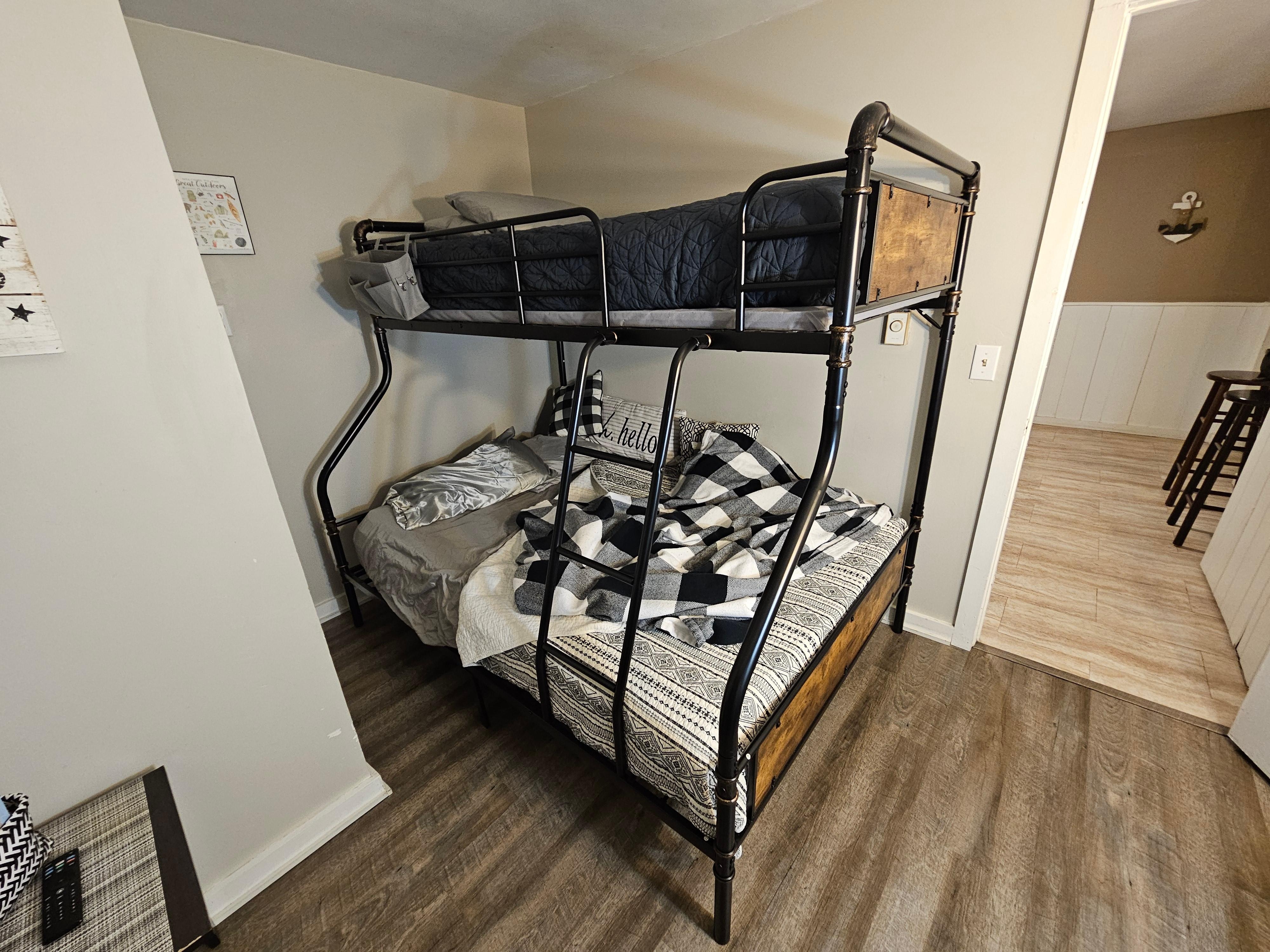 Full/twin bunk bed room