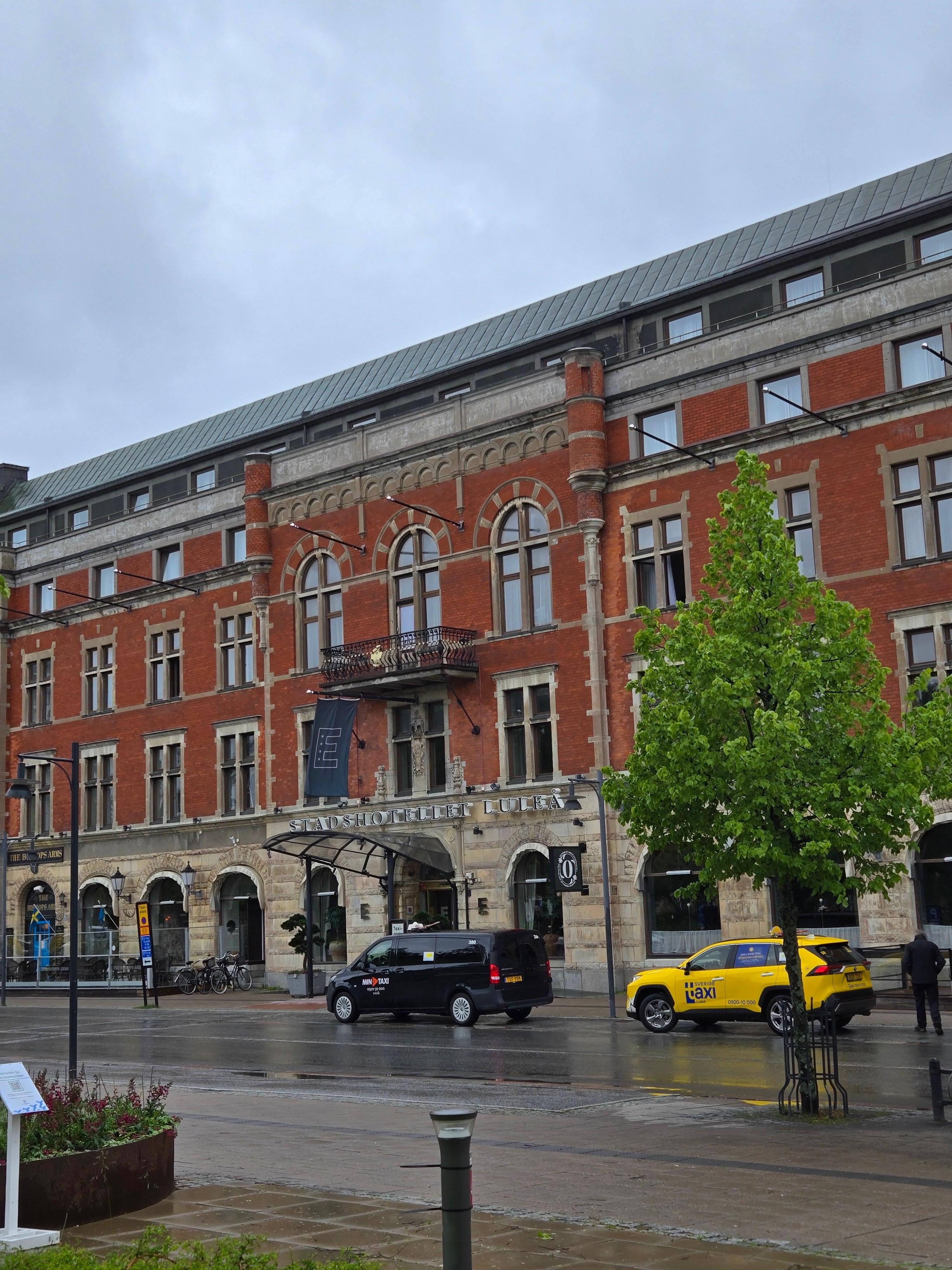 Hotel's facade 