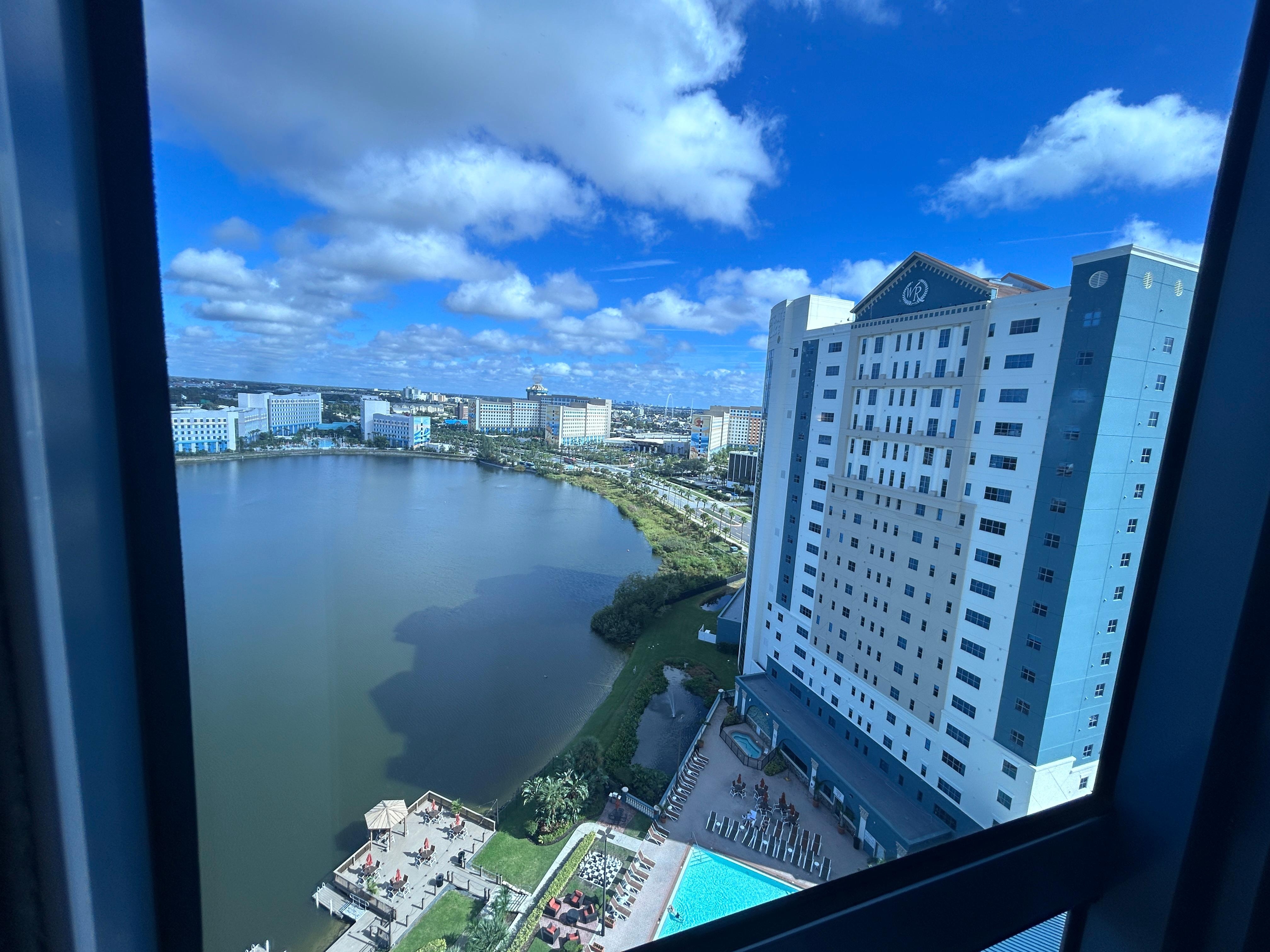 Stayed on the lake side. Night view was spectacular too. Felt like a bit of Vegas