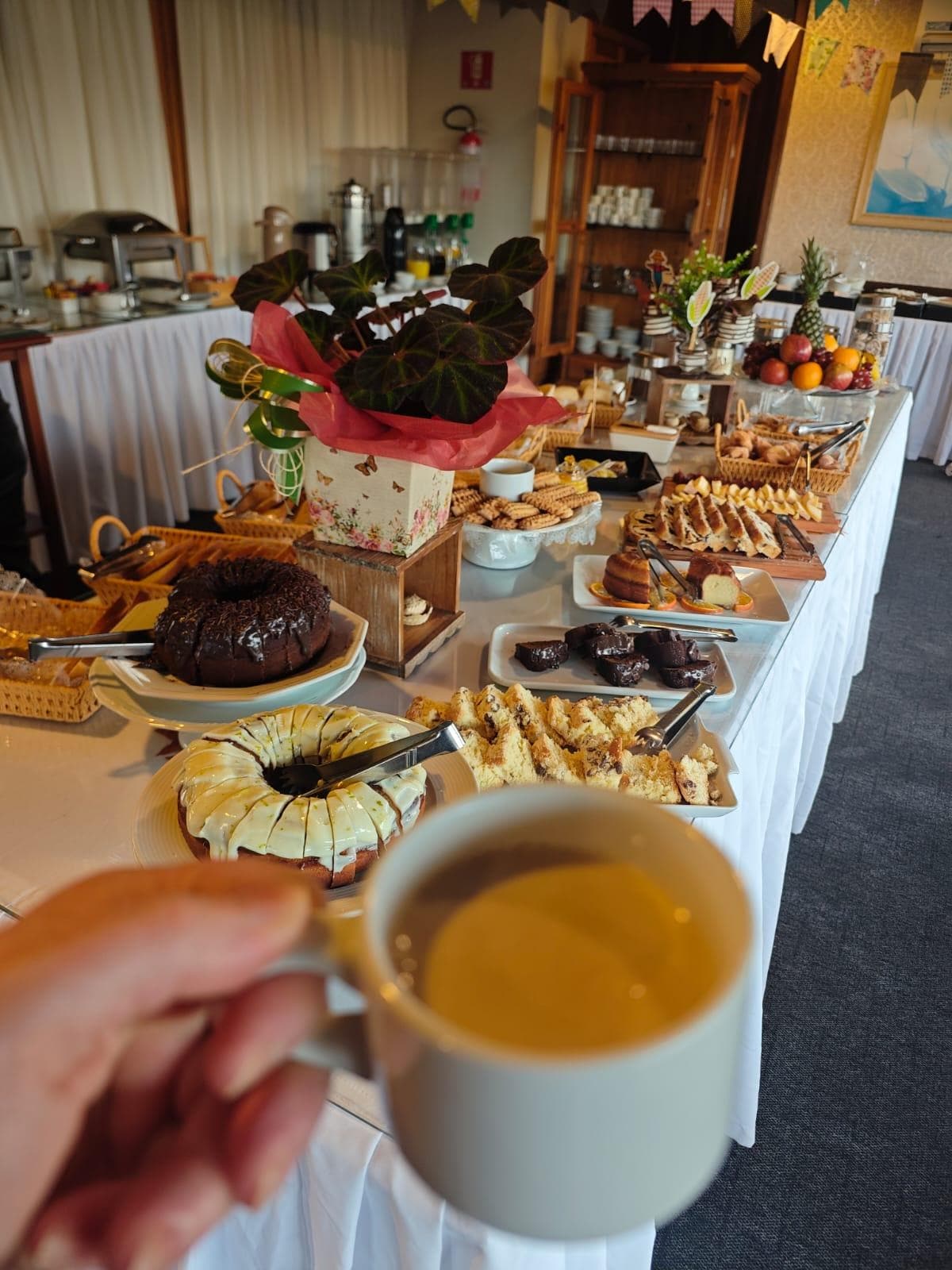 O café é fantástico, chuveiro maravilhoso, tem aquecimento em tudo hotel. Vale muito a pena 