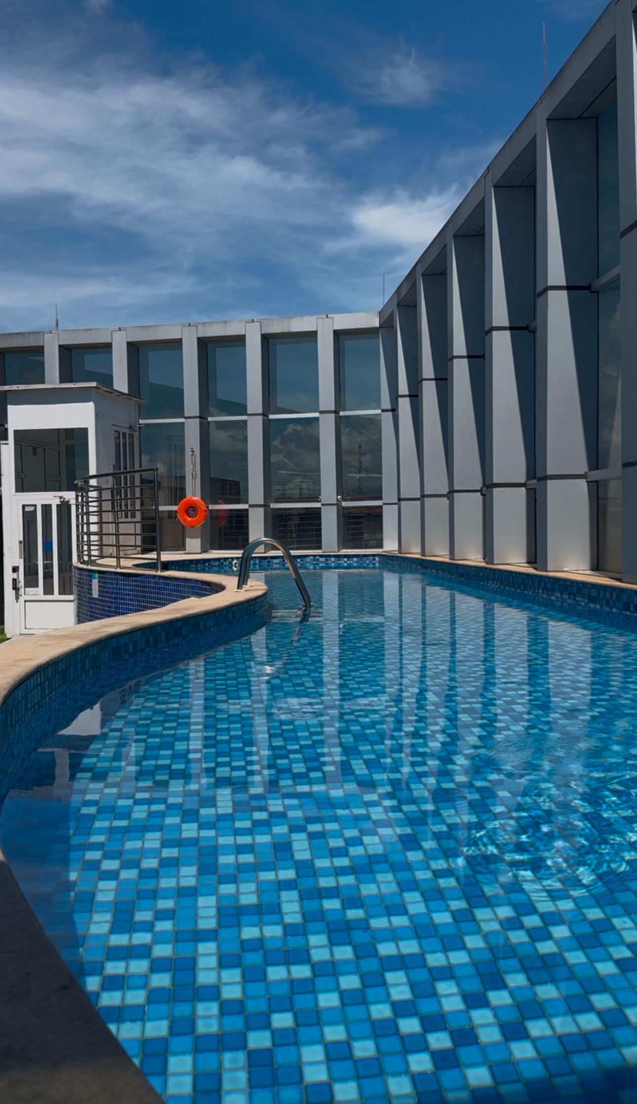 Piscina no térreo: "Refrescando-me sob o sol! A melhor maneira de relaxar."