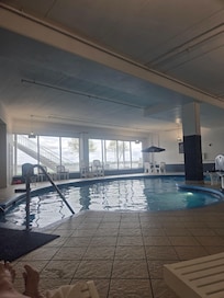 Nice pool and hot tub. Beautiful view of Lake Delavan.