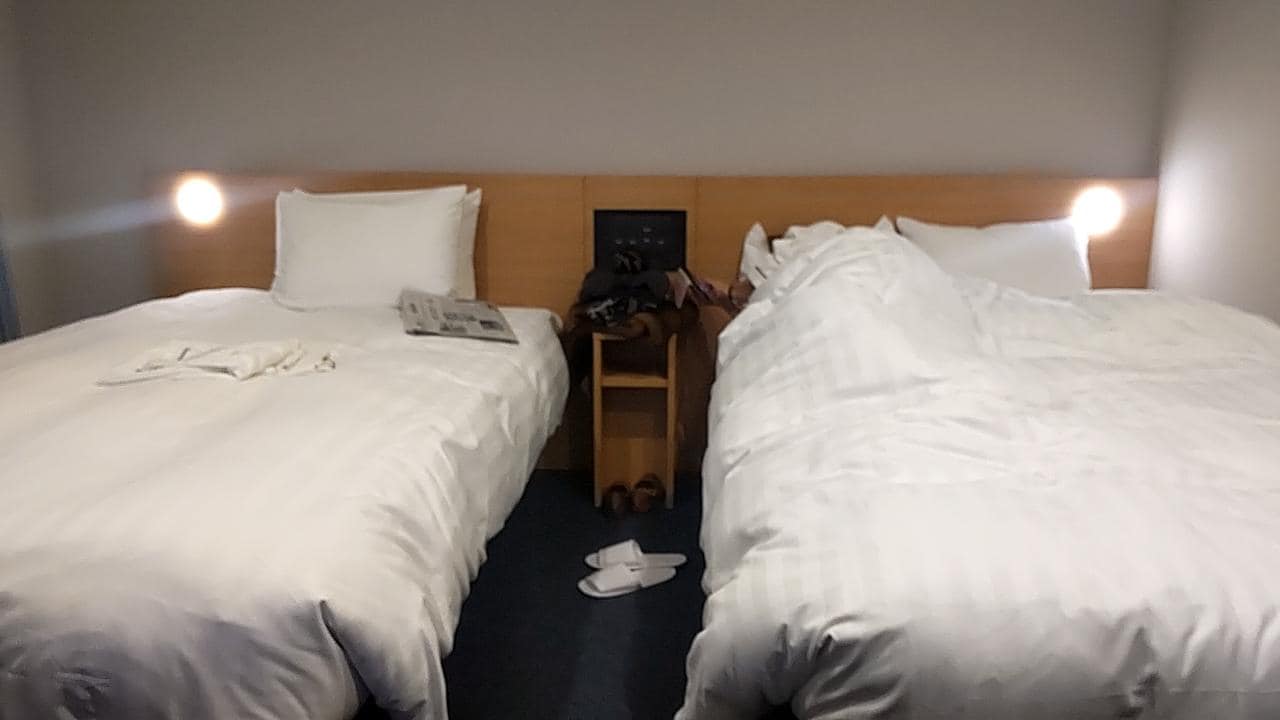 部屋飲みできる、テーブルと椅子もあり、ゆっくり過ごせた。