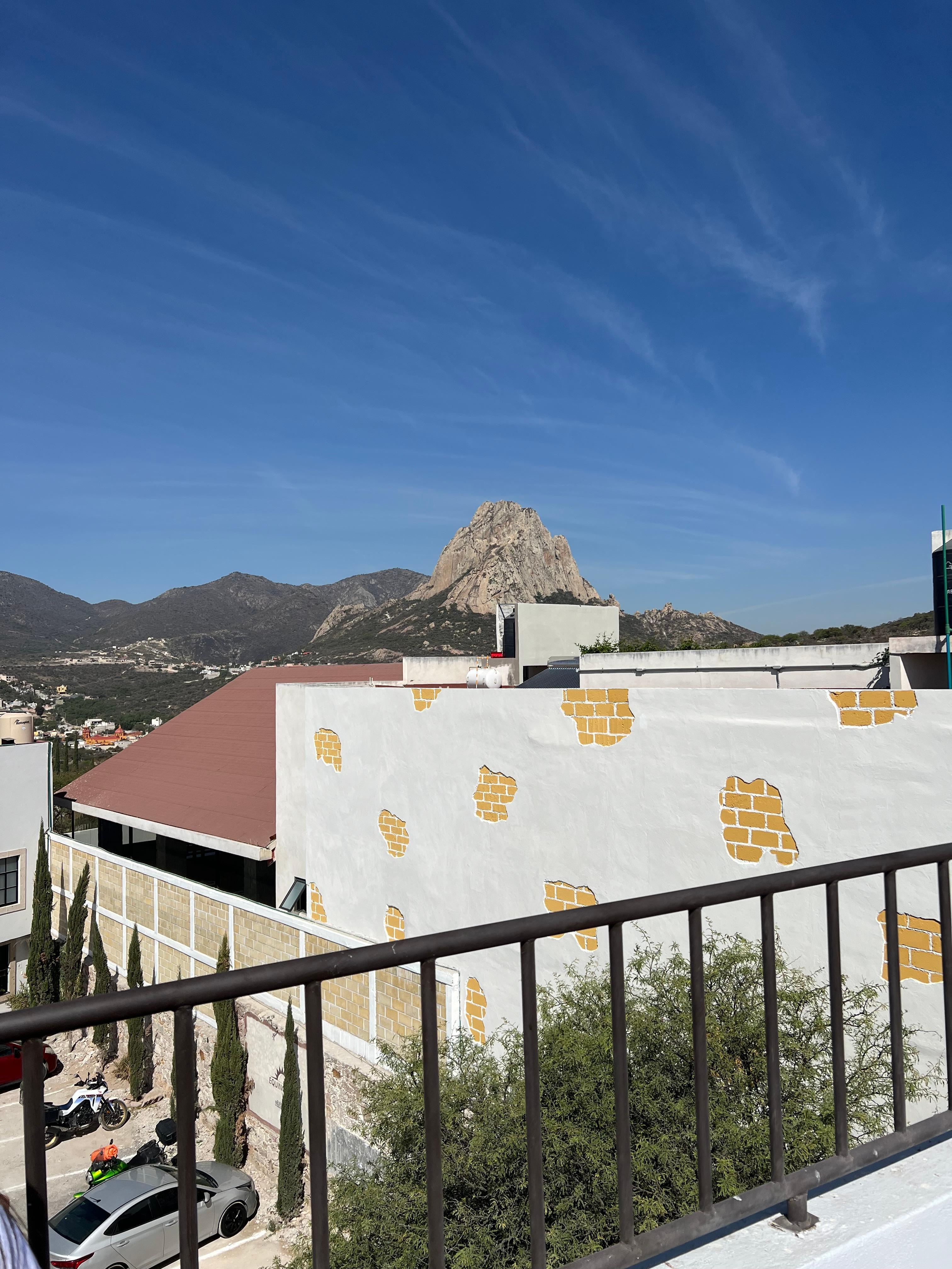 Tiene terraza con vista a la peña 