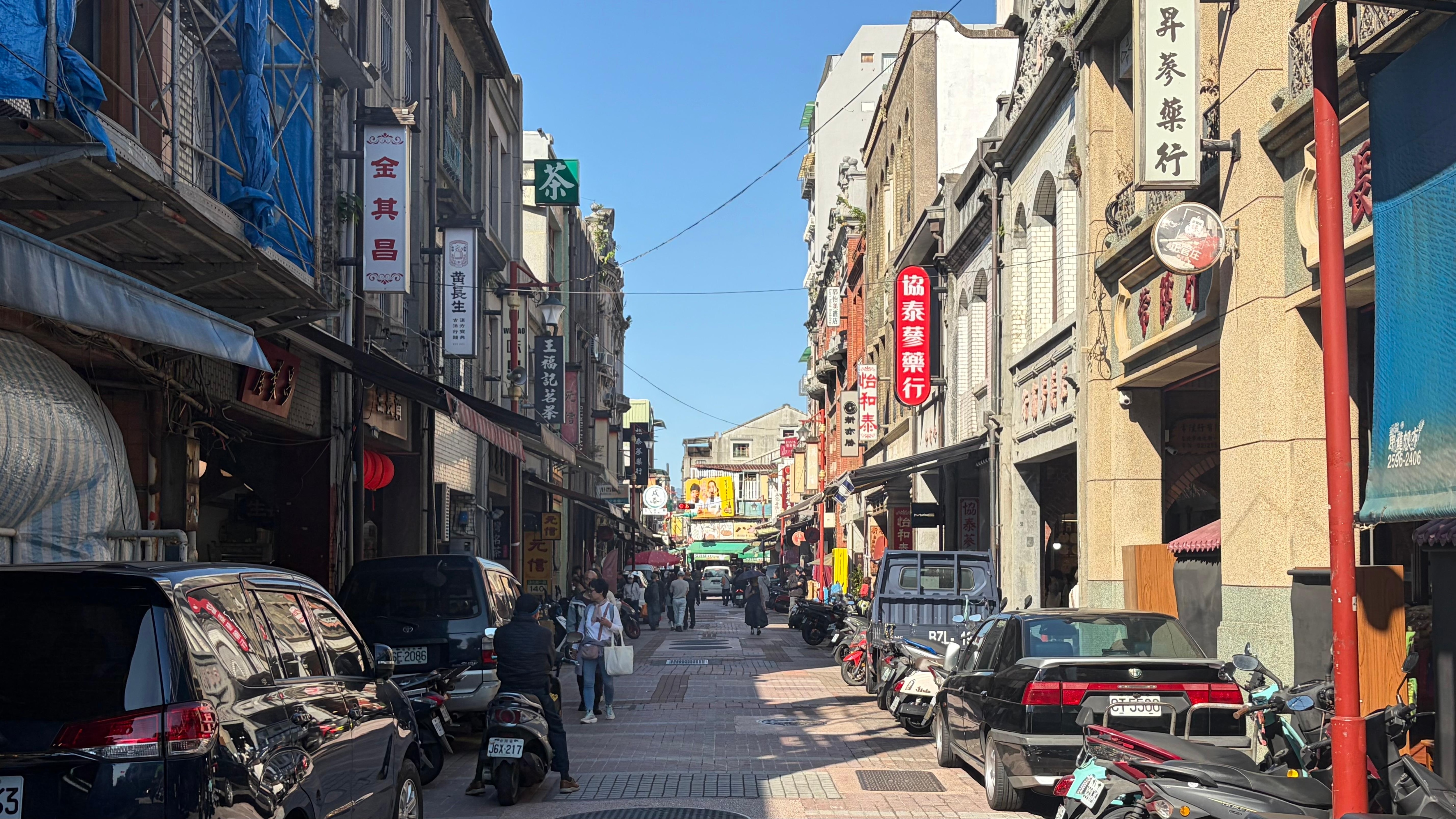 Close to shops and the famous Wharf.