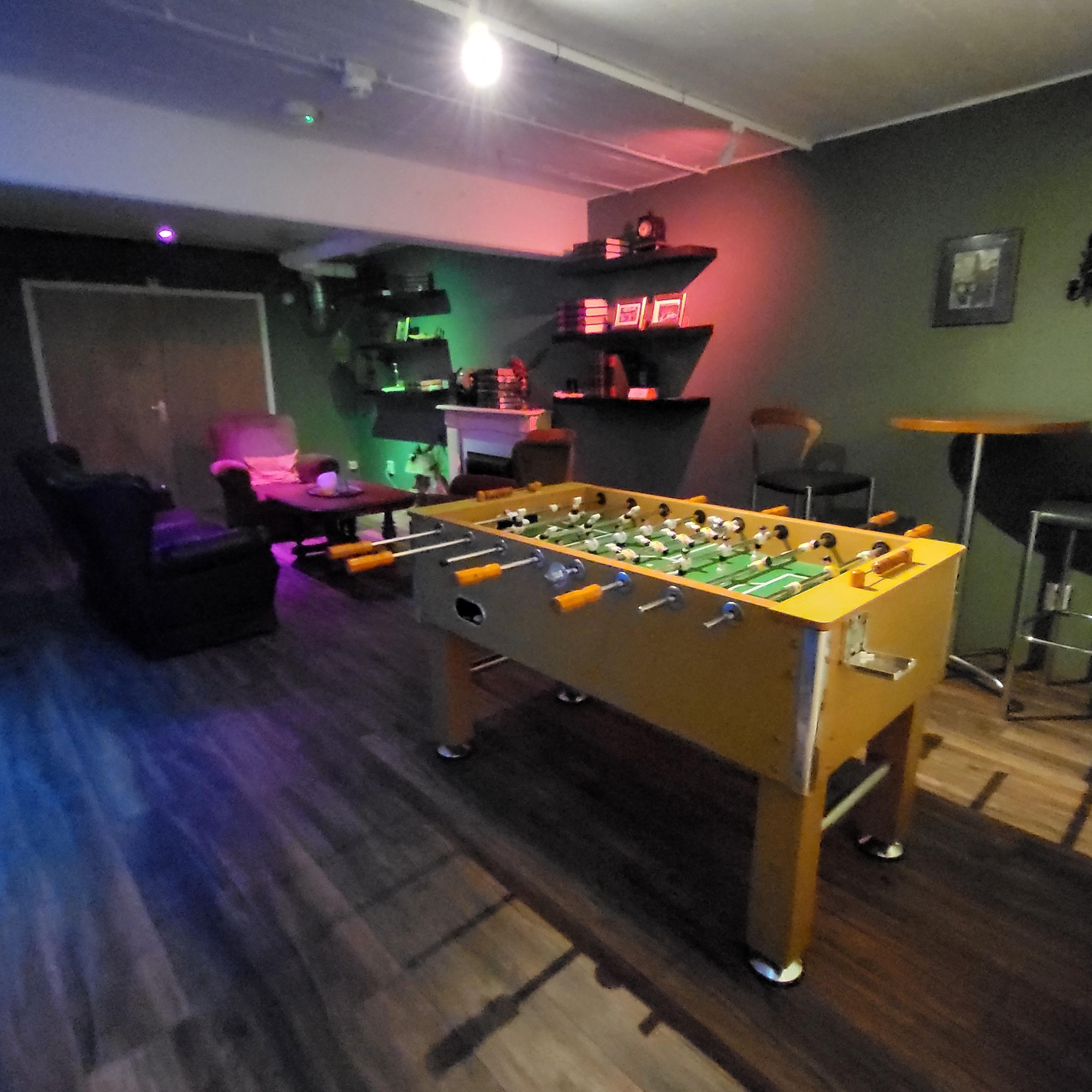 Alakerran oleskeluhuone