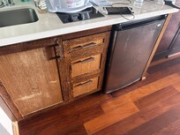 The kitchen looks completely different on the Expedia pictures and way bigger