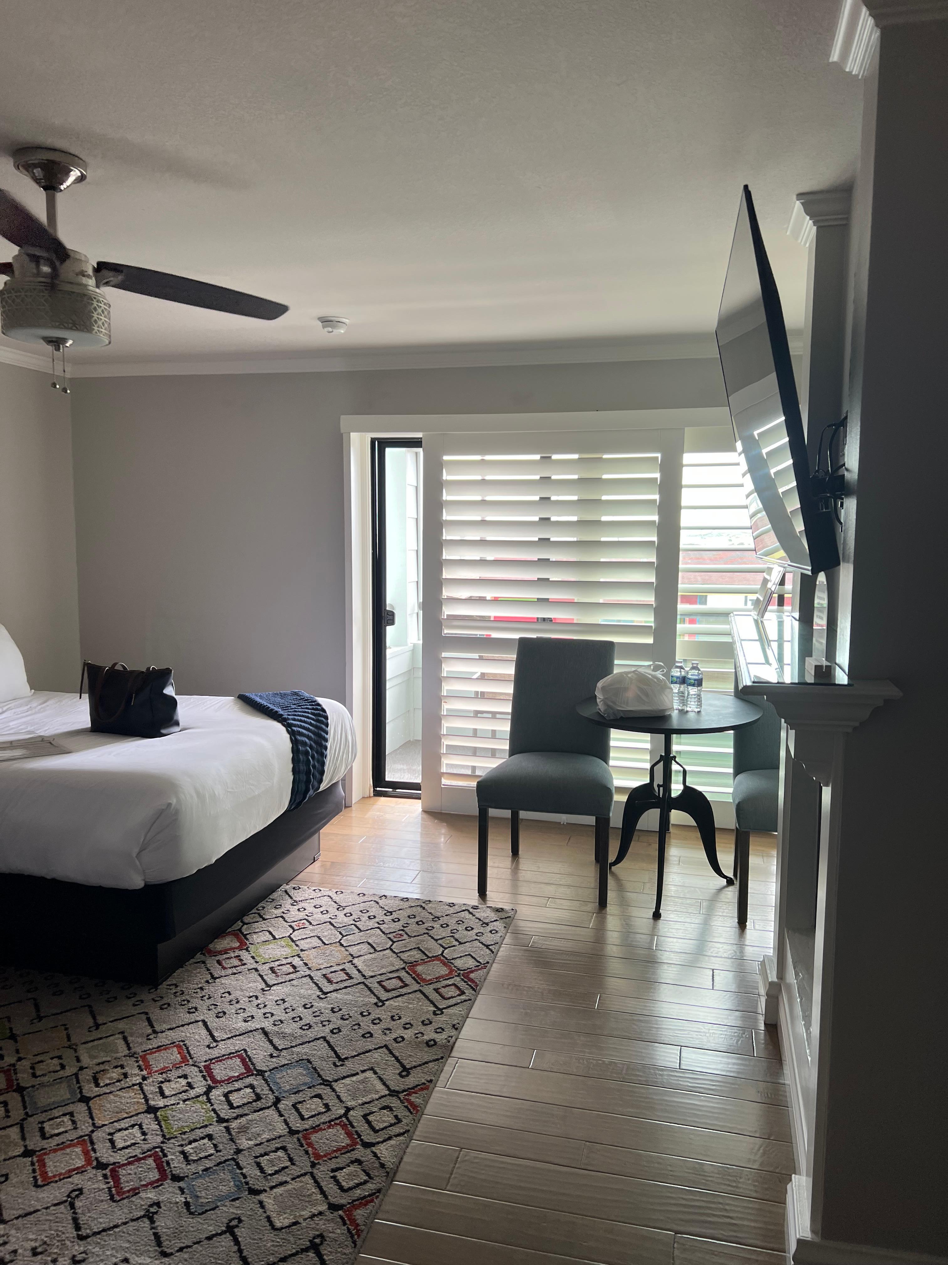 2 queen beds with balcony