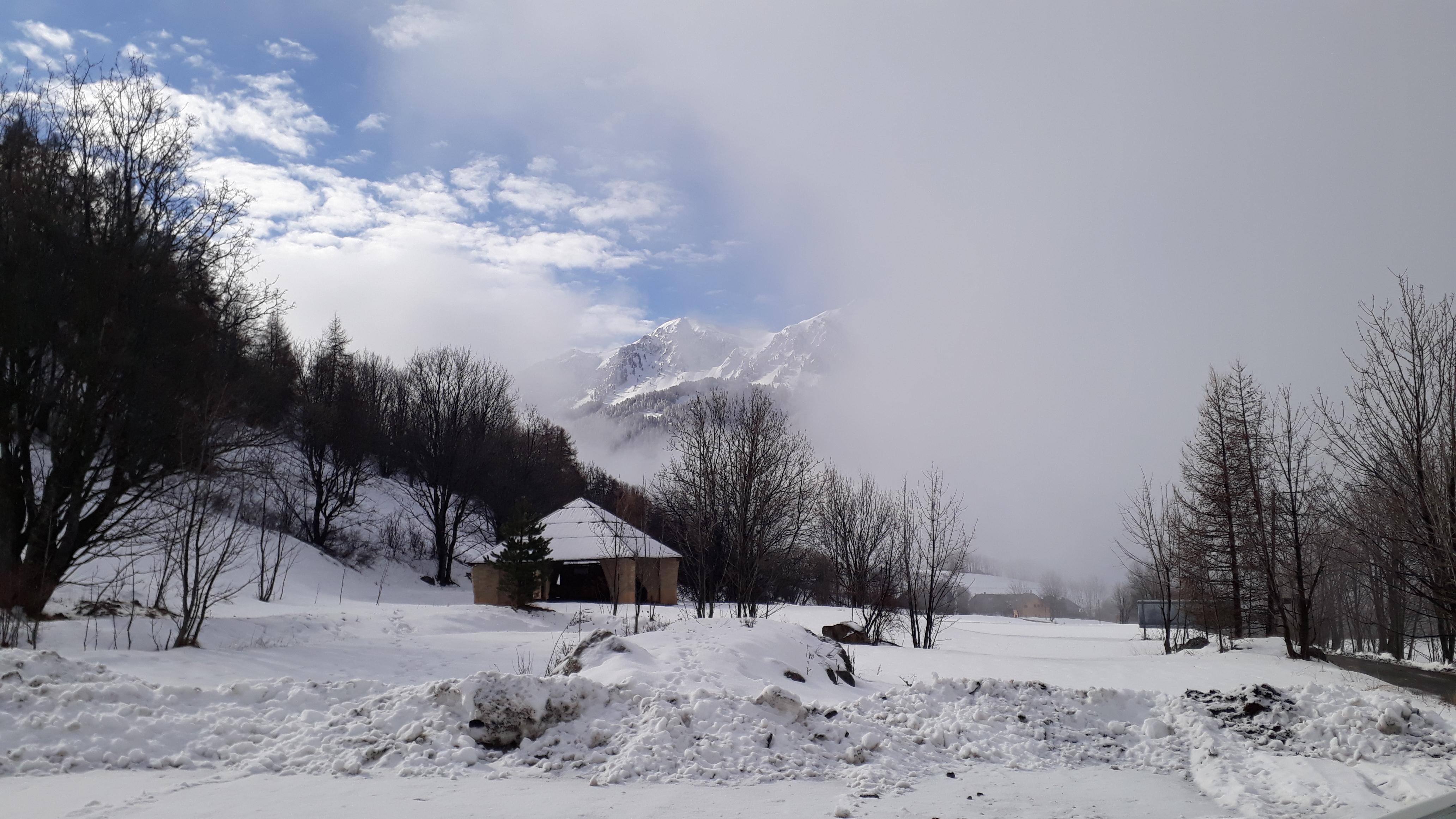 Au lever de ma nuitée. neige humide mais paysage splendide dans les hauteurs de Crots.