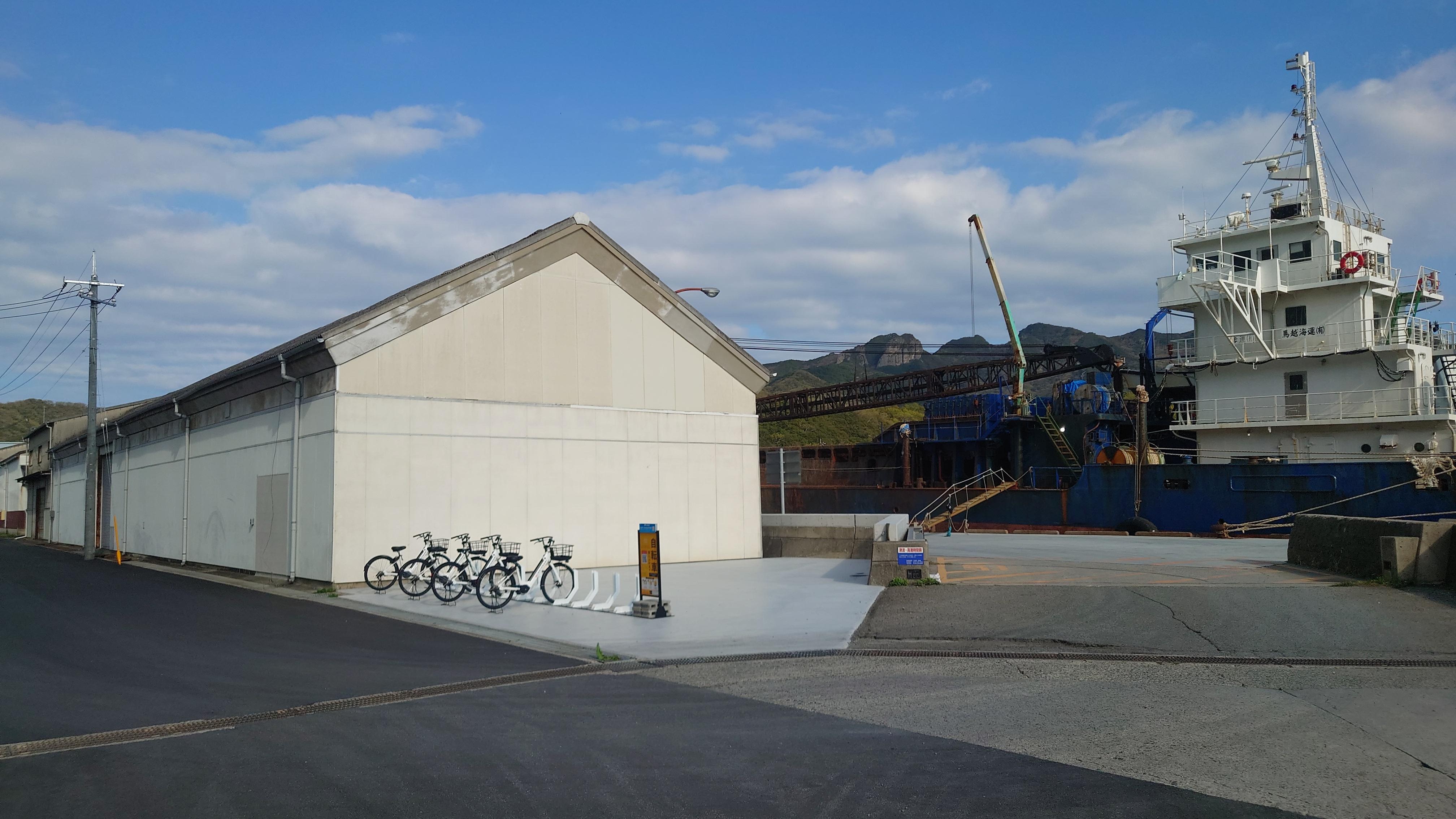 まちの散策へ出発、隣の停泊所の輸送船と倉庫