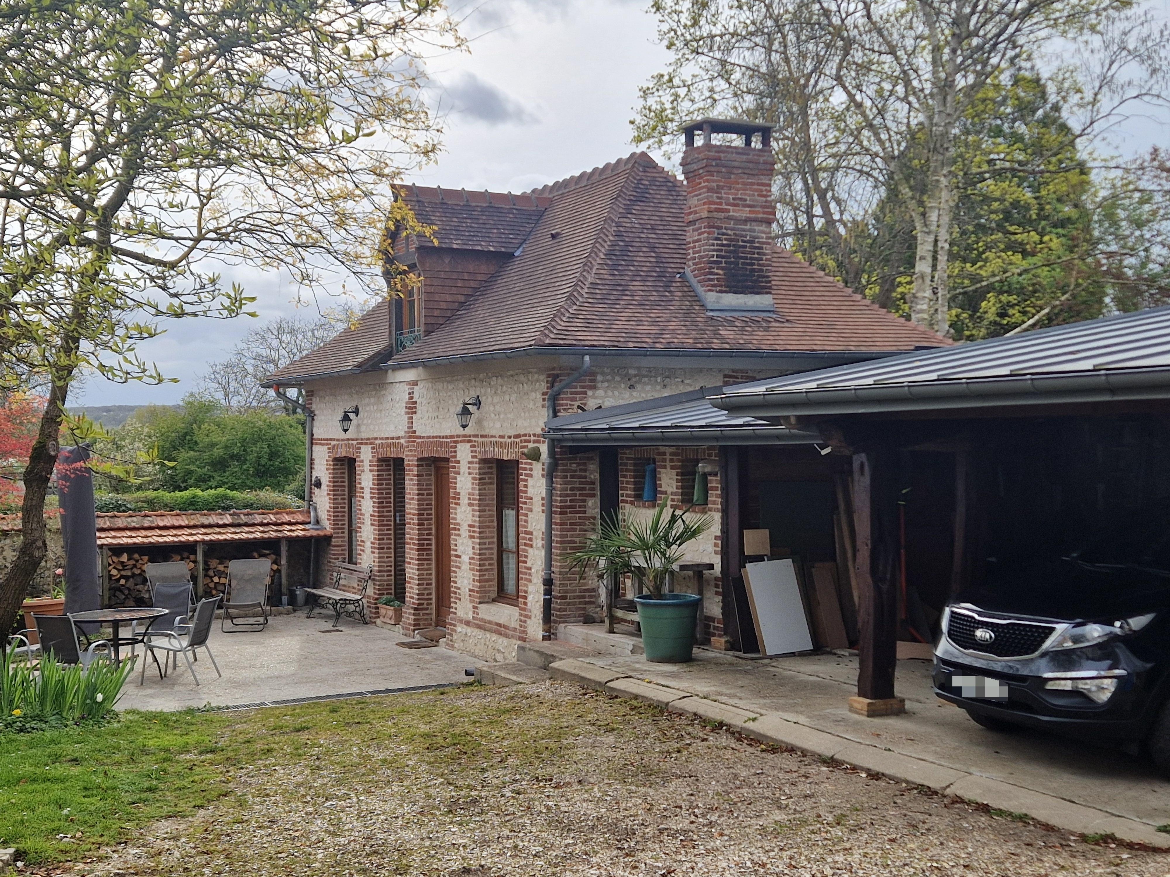 Ruhige Lage auf dem Privatgrundstück mit überdachtem Parkplatz.