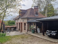 Ruhige Lage auf dem Privatgrundstück mit überdachtem Parkplatz.