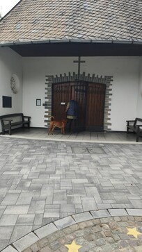 Kapelle hinterm Haus