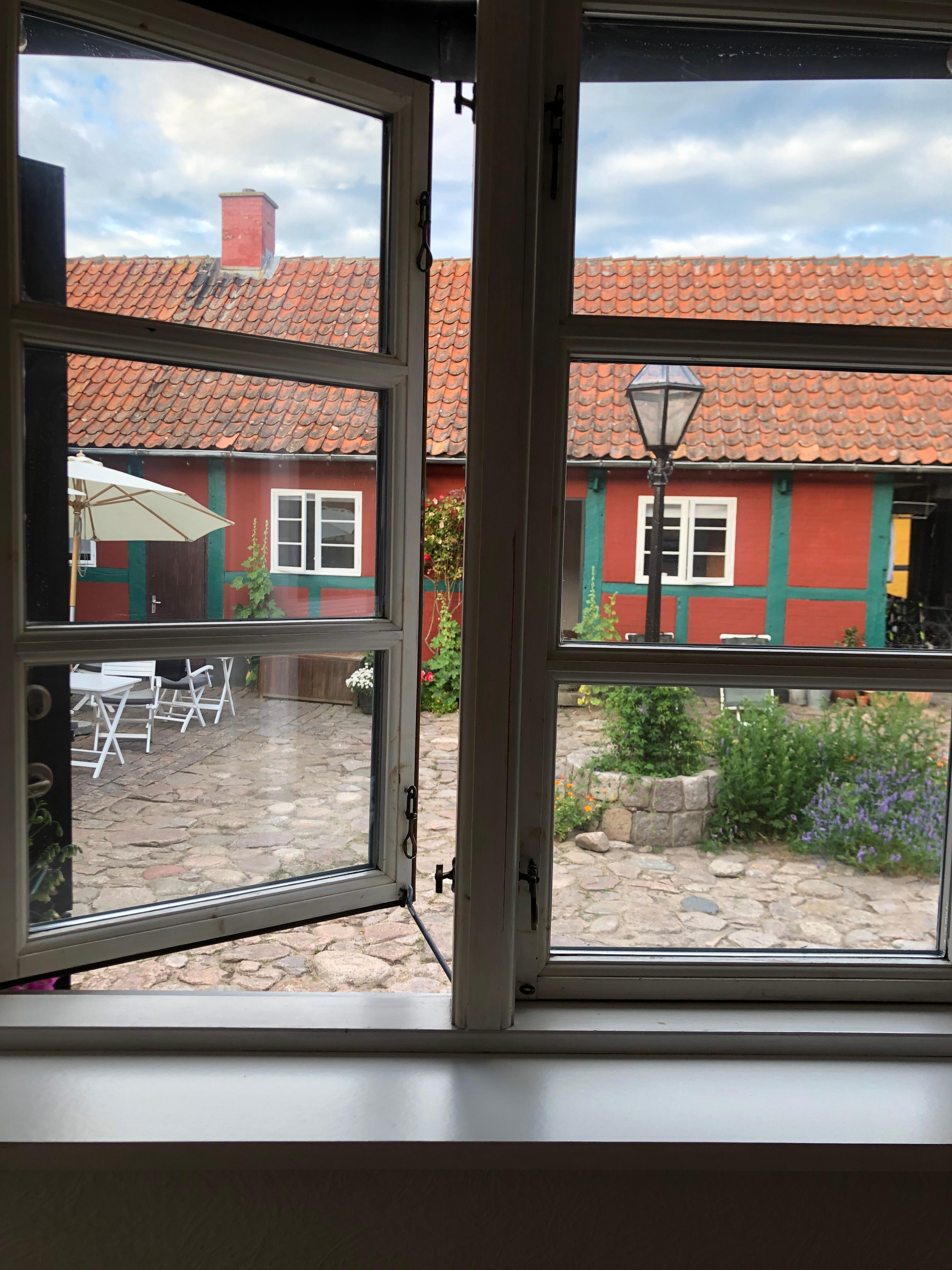 Udsigt fra vinduet i værelset