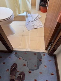 Após o banho, que nem foi demorado, a água já estava invadindo o quarto.