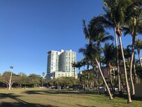 Hotel aus dem Park gesehen