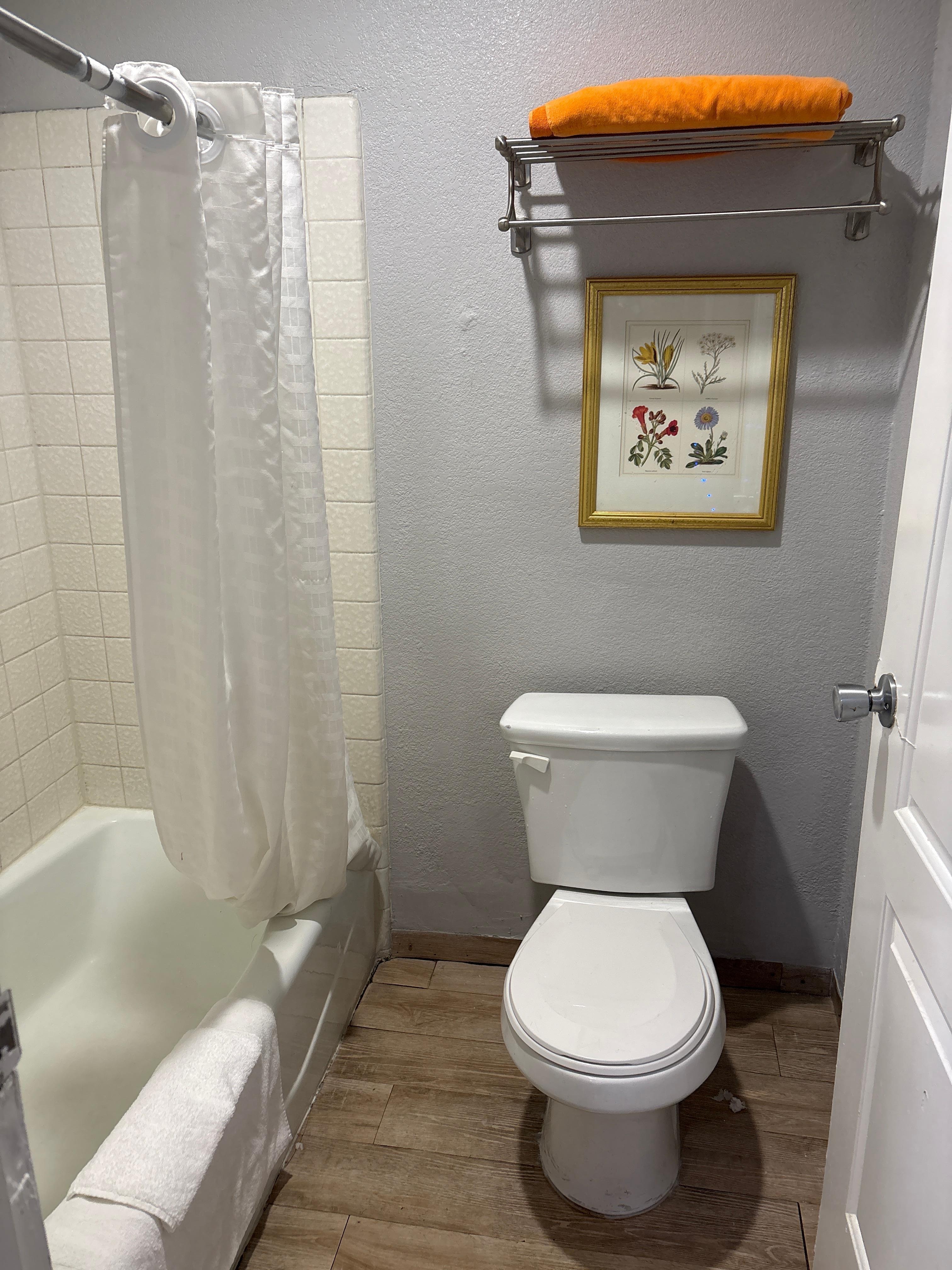 Well decorated bath and tub this is not a feature you find in many hotels these days and I live my salt baths..: ) 