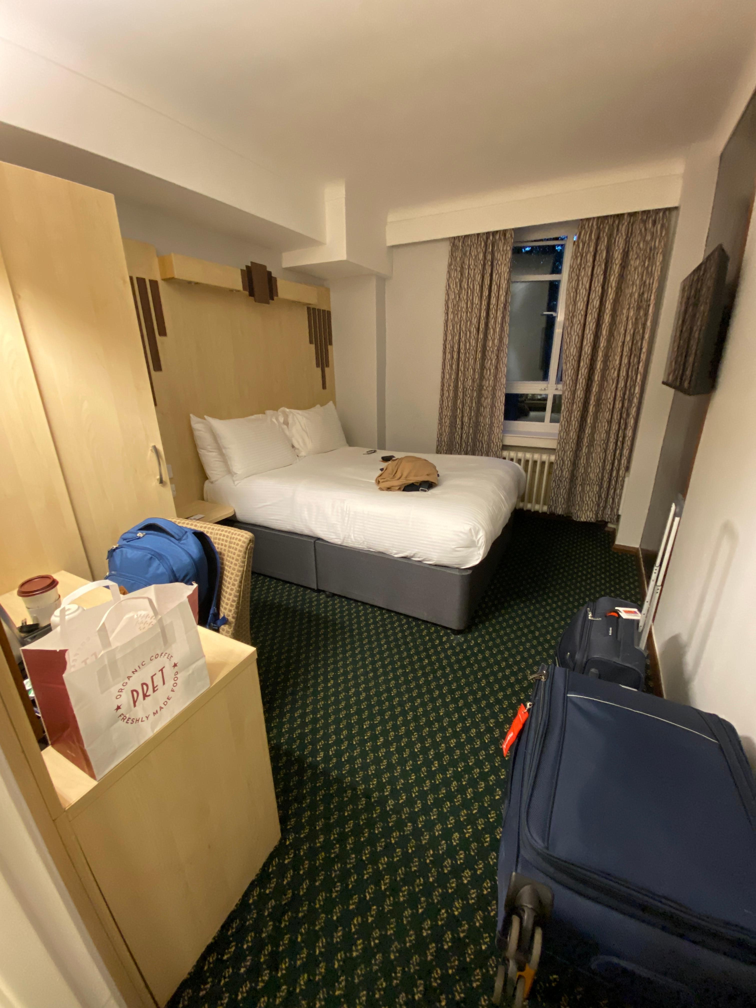 Queen Bett und Ausblick zum Park