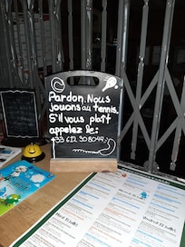 Voilà la réception à 14h00 ! et une bonne partie de la journée, à nous d'appeler pour savoir qu'elle chambre prendre et vaux mieux maîtriser l'anglais pour se comprendre.