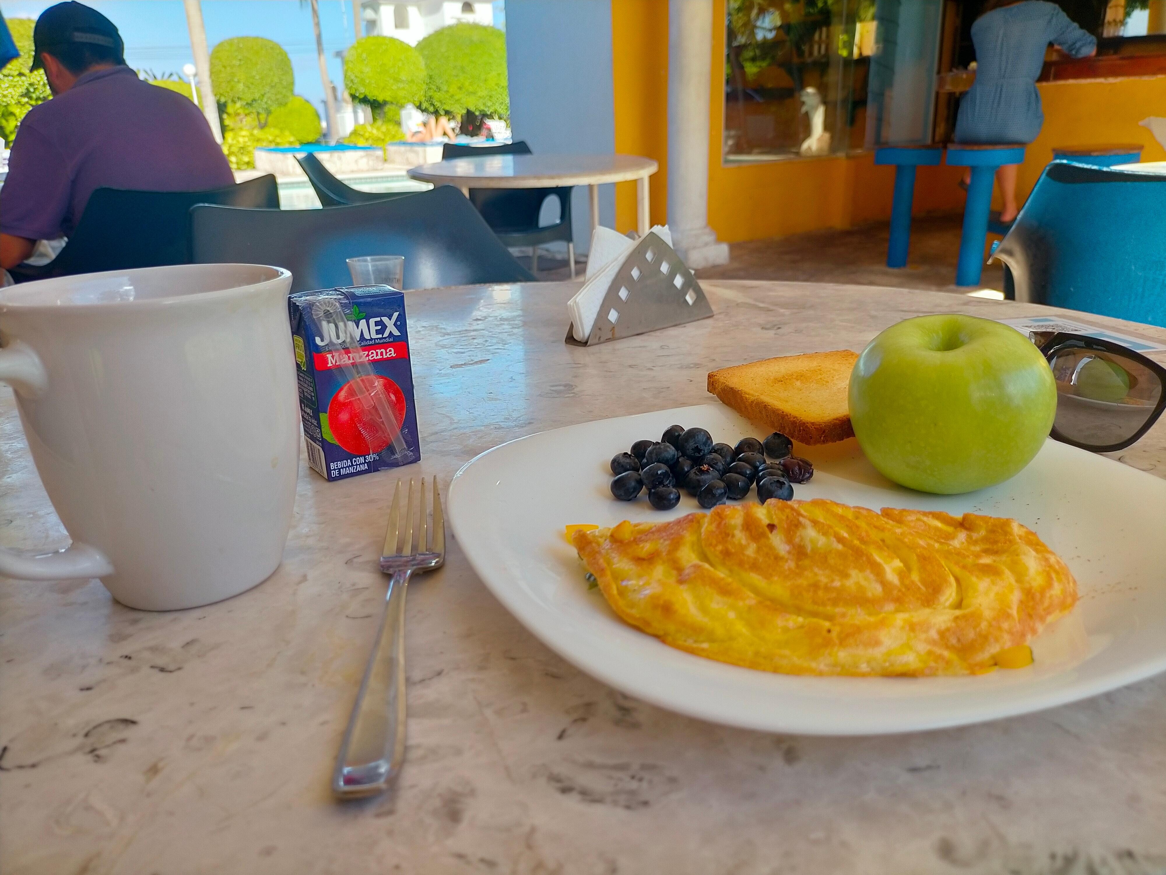 -Lame breakfast but easy to get
-Good coffee
-Staf without mask