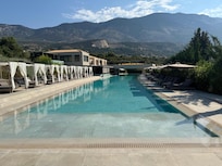 La très grande et belle piscine
