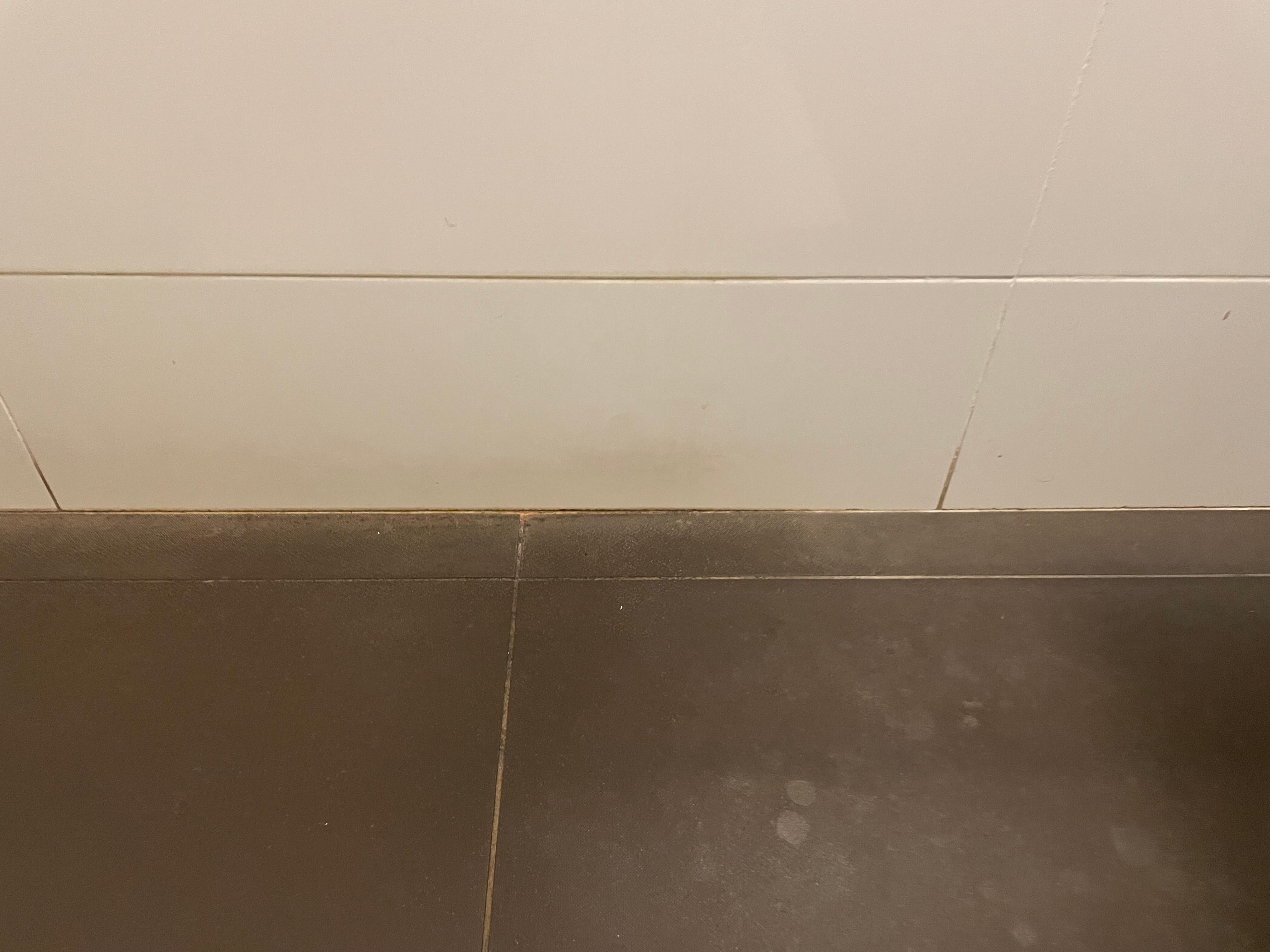 Water leaking behind tiles with missing silicone 