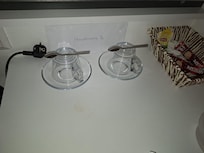 Dolabın üzerinde çay lekesi vardı. Havuz da pisti saçlar vardı içinde.