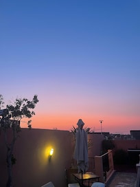 Couchée de soleil en haut sur la terrasse