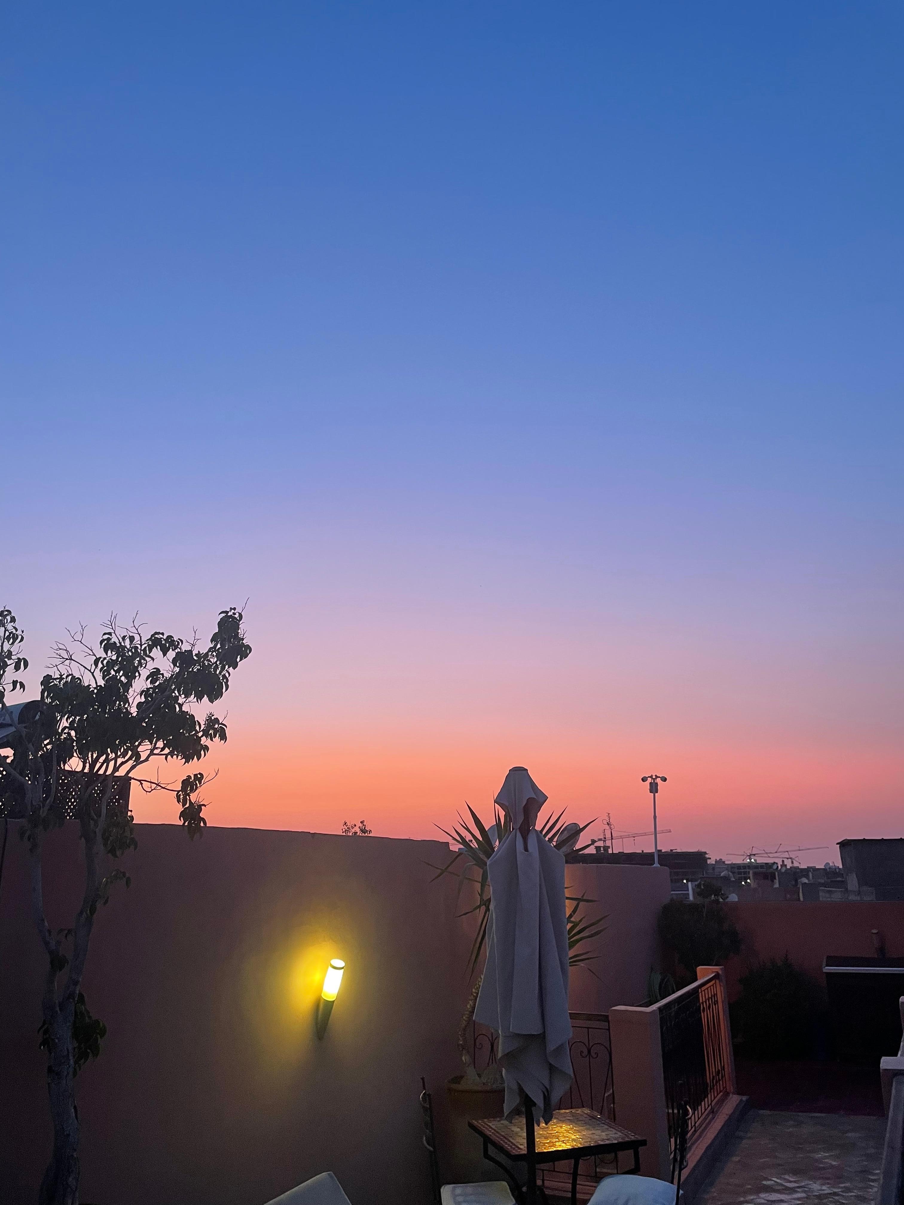 Couchée de soleil en haut sur la terrasse