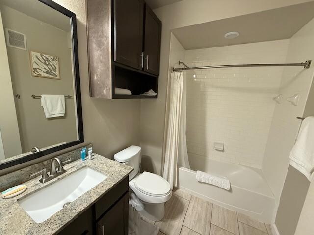 Guest bathroom with tub (cleaners left some towels on the floor)