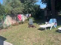 Der Garten mit ausreichend liegen sowie einer Wäscheleine zum Aufhängen der Badesachen