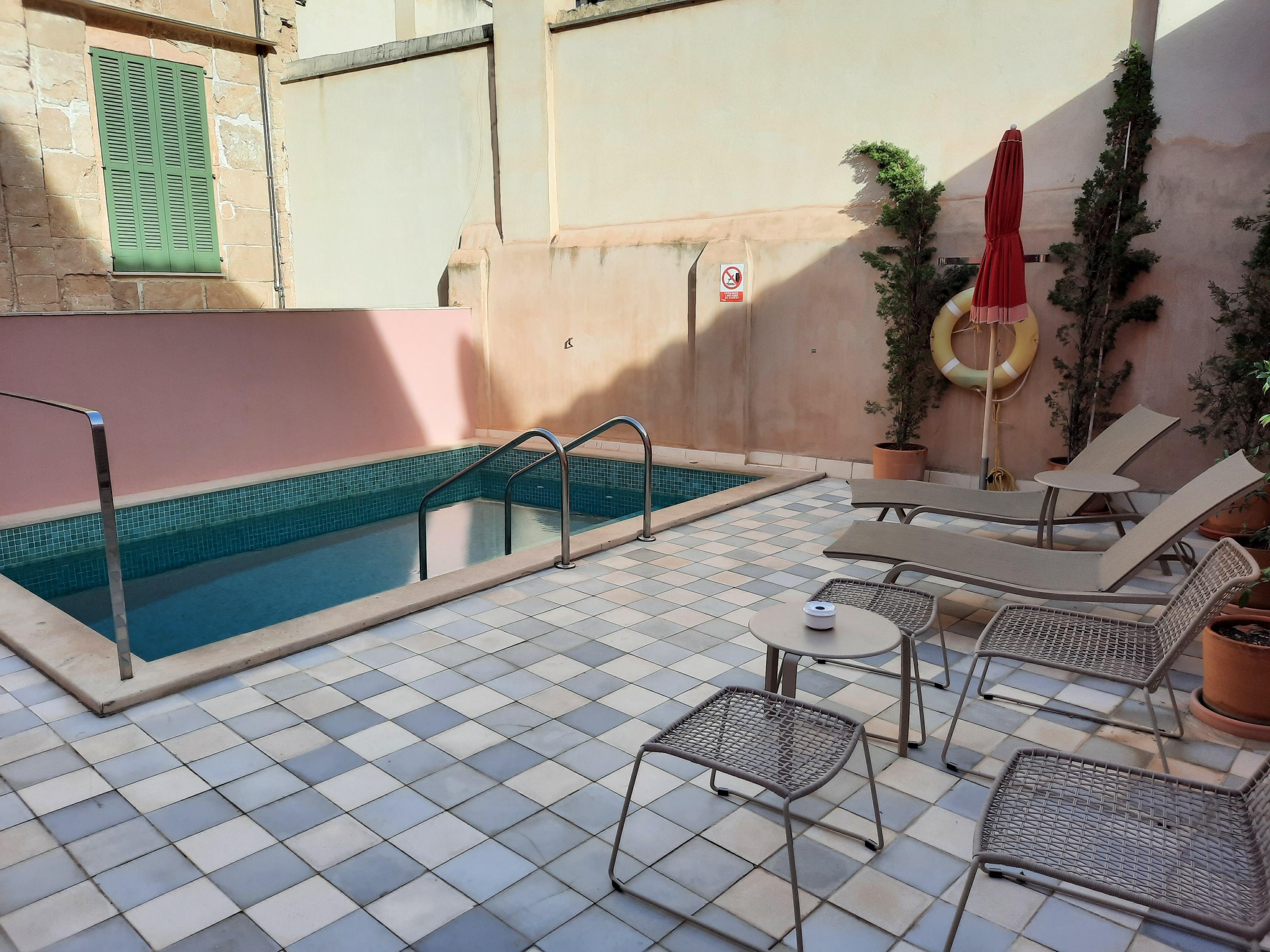 Terrasse und Pool im 1. Stock