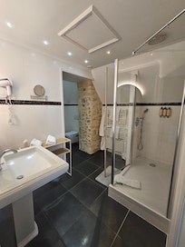 Spacious bathroom